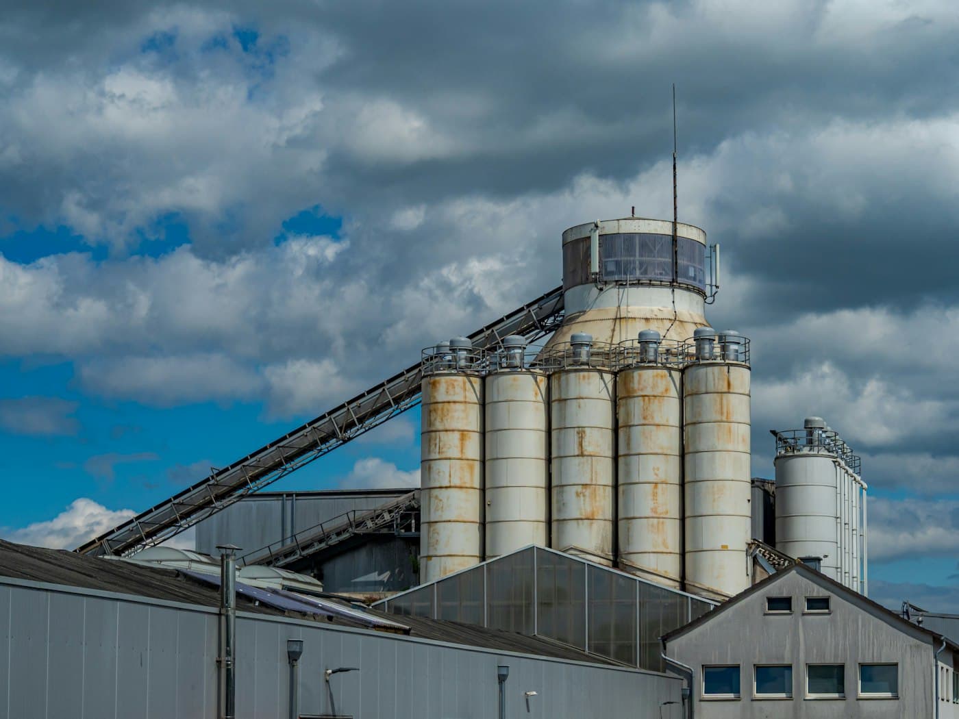 Cement plant silos and conveyor